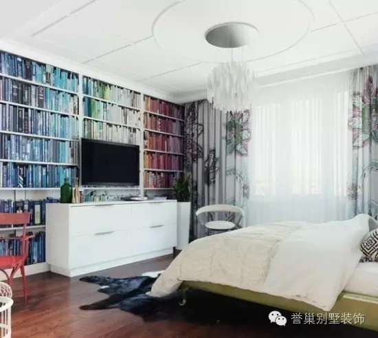 卧室电视墙后书架设计实景图
