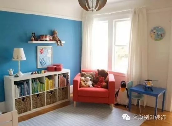 白色沙发后书架设计实景图