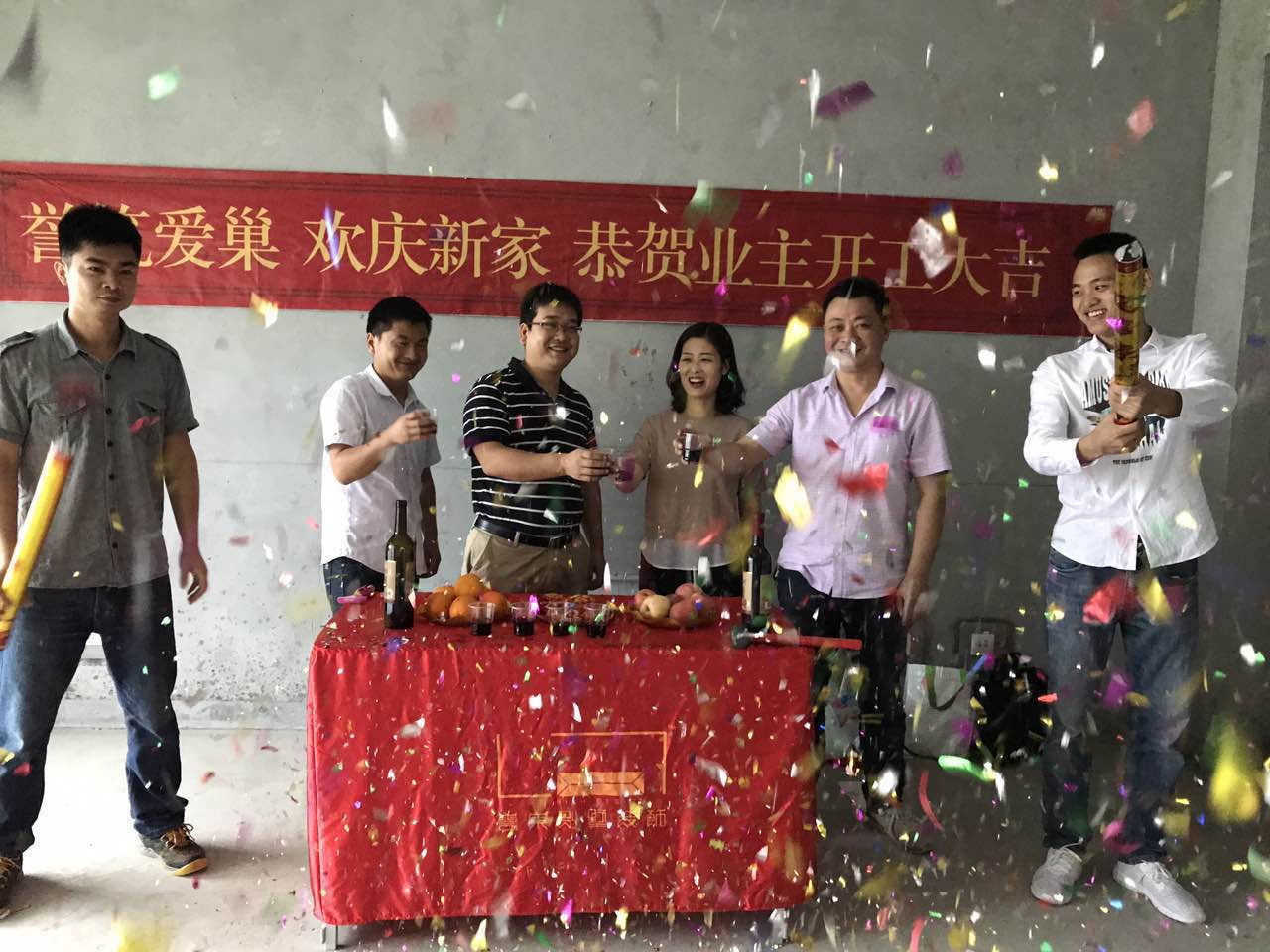 博林天瑞装修现场举杯同庆