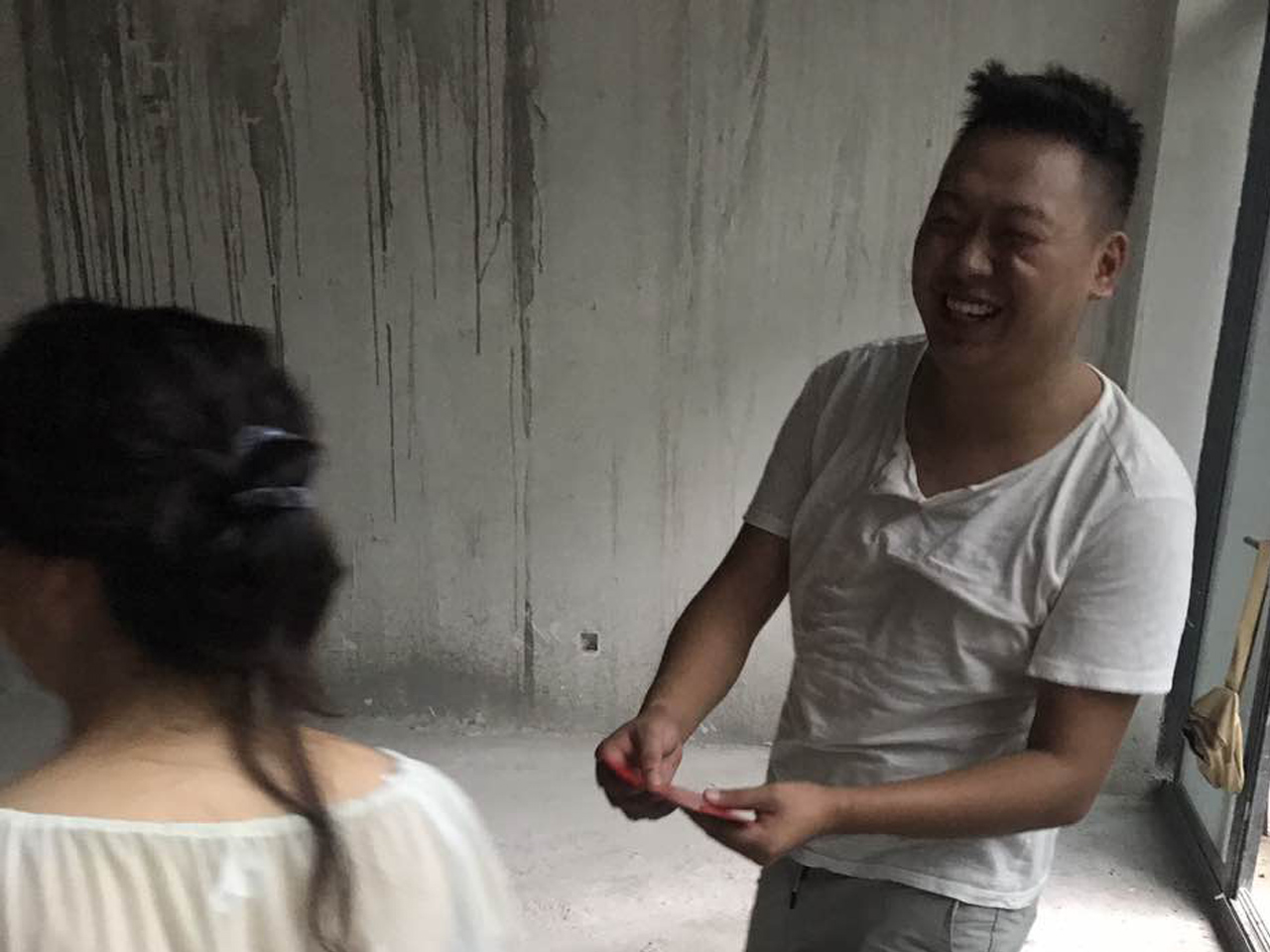 卓越维港别墅装修开工现场派发红包 卓越维港别墅装修开工现场派发红包