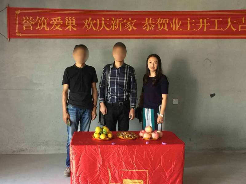 香山美墅装修开工现场设计师与业主合照片 香山美墅装修开工现场设计师与业主合照片