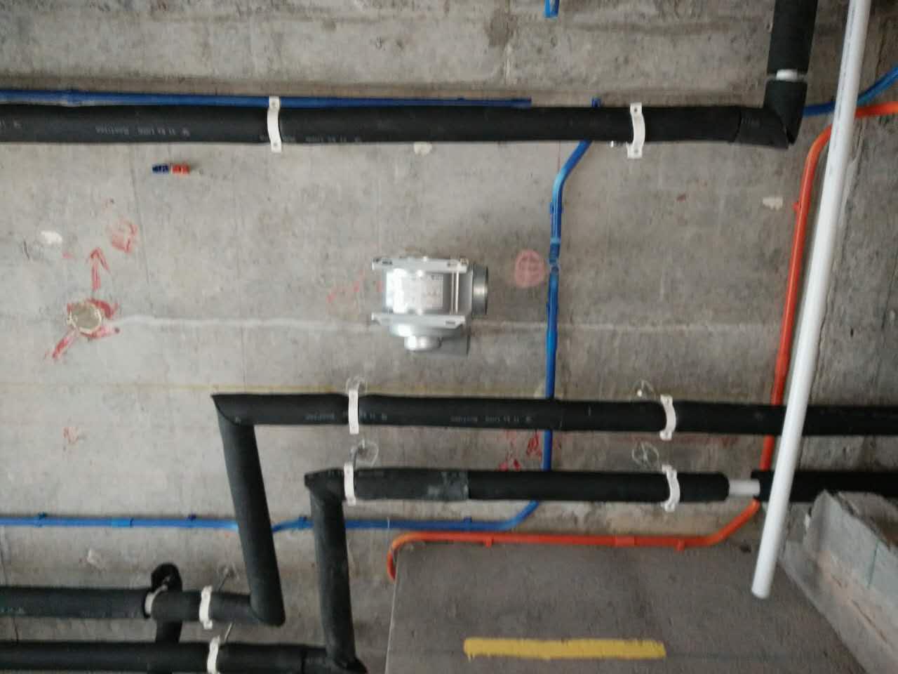 拾乐府别墅装修设计—墙面水管防御工艺