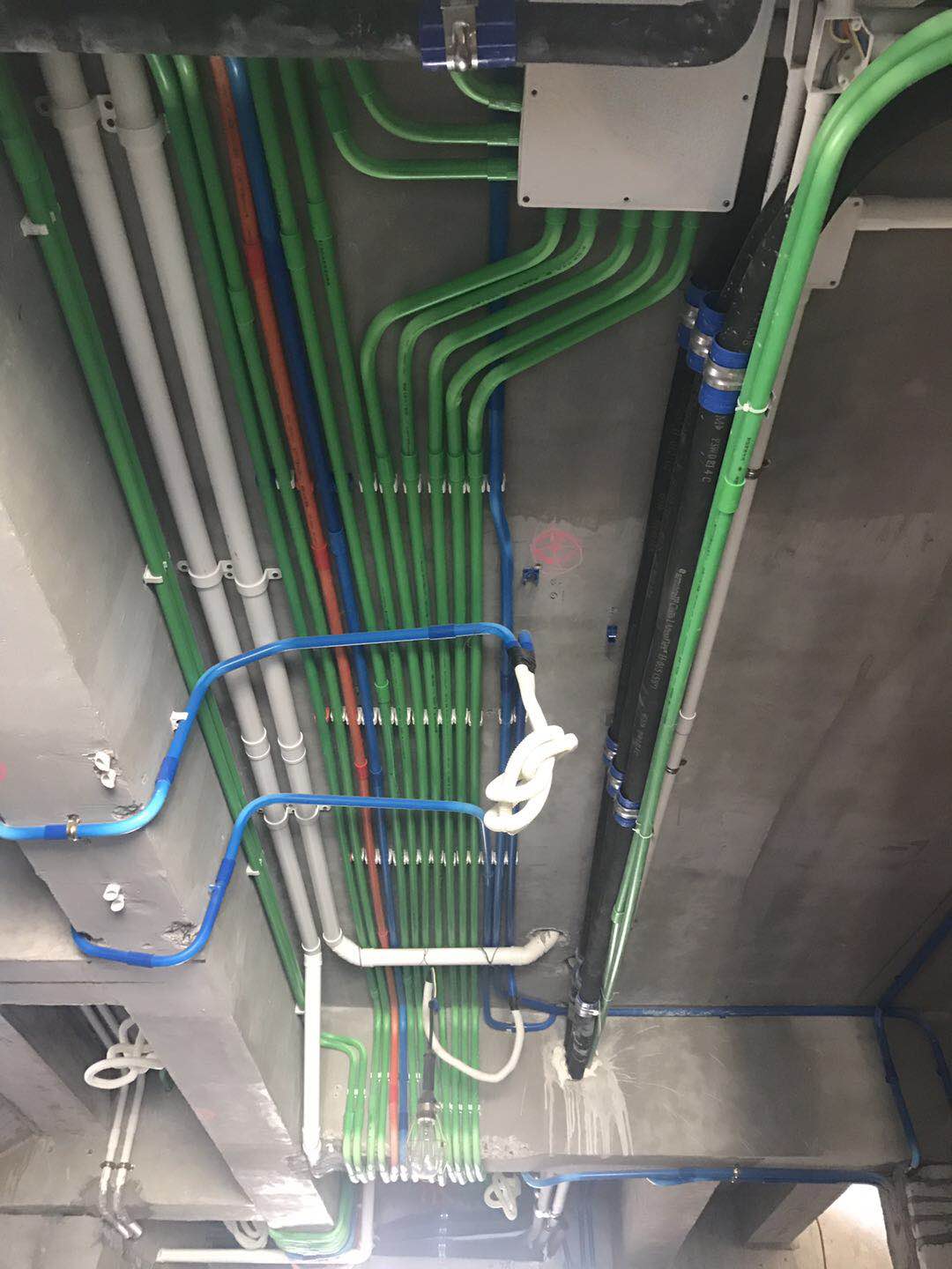 港铁天颂别墅水电走天花装饰实拍图