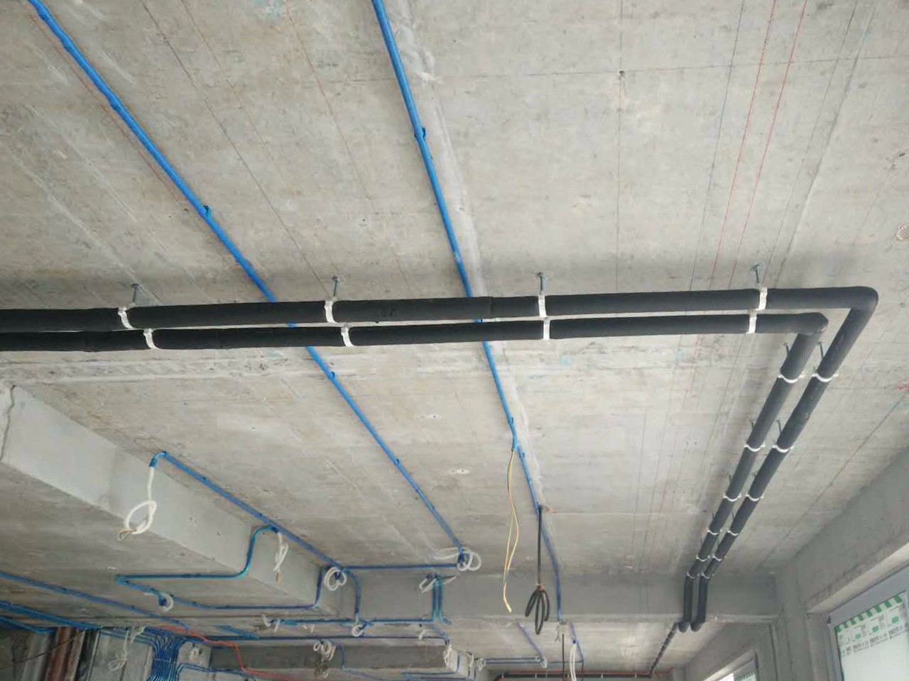 瑞士半山装修水电线走天花实拍图 瑞士半山装修水电线走天花实拍图