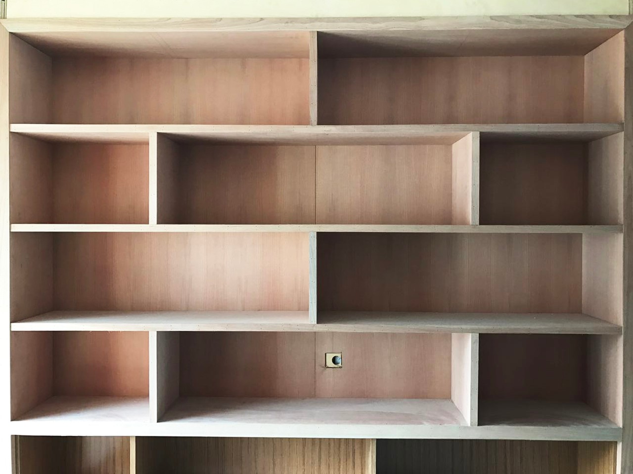 瑞士半山墙面实木柜架装饰实拍图 瑞士半山墙面实木柜架装饰实拍图