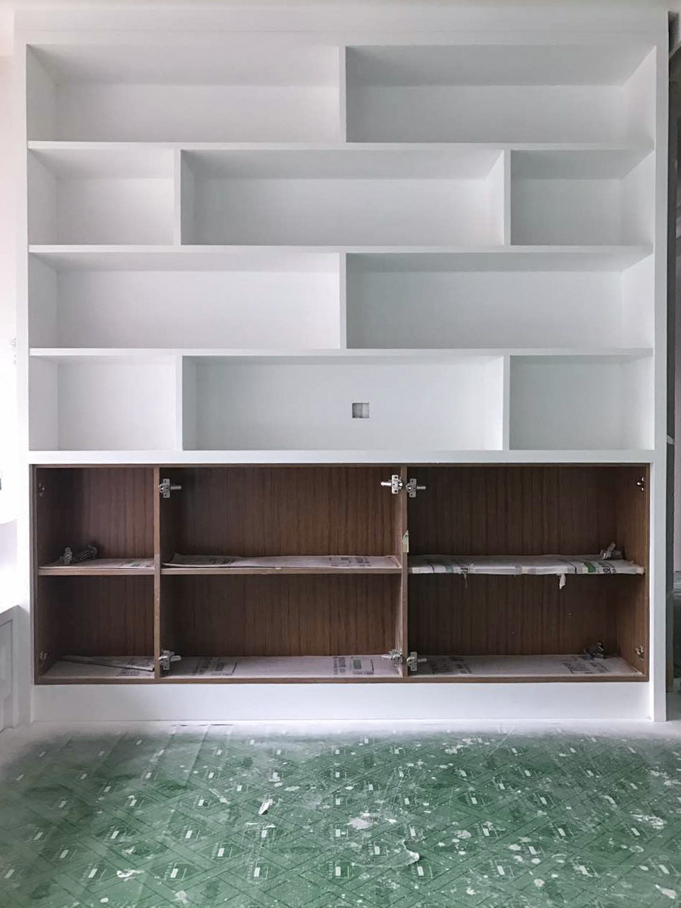 瑞士半山墙面实木柜架防御装饰实拍图 瑞士半山墙面实木柜架防御装饰实拍图