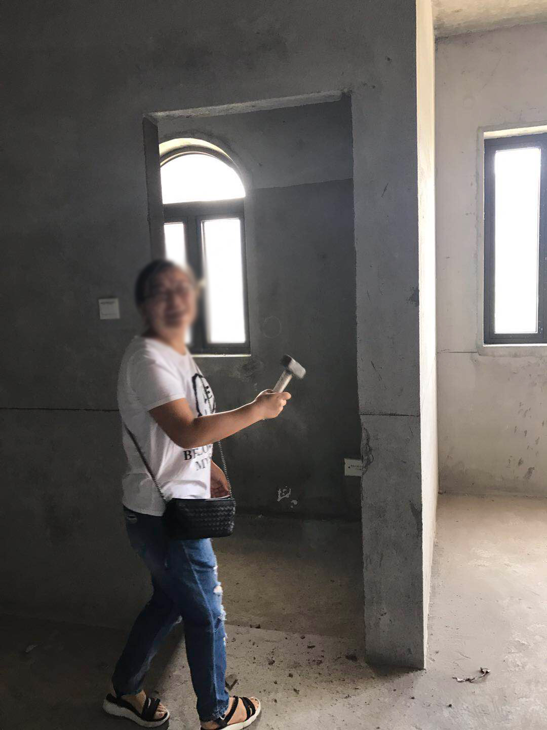 曦城别墅装修砸出开工现场第一锤业主转身角度