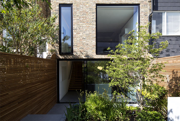 别墅现代庭院的装饰实景图