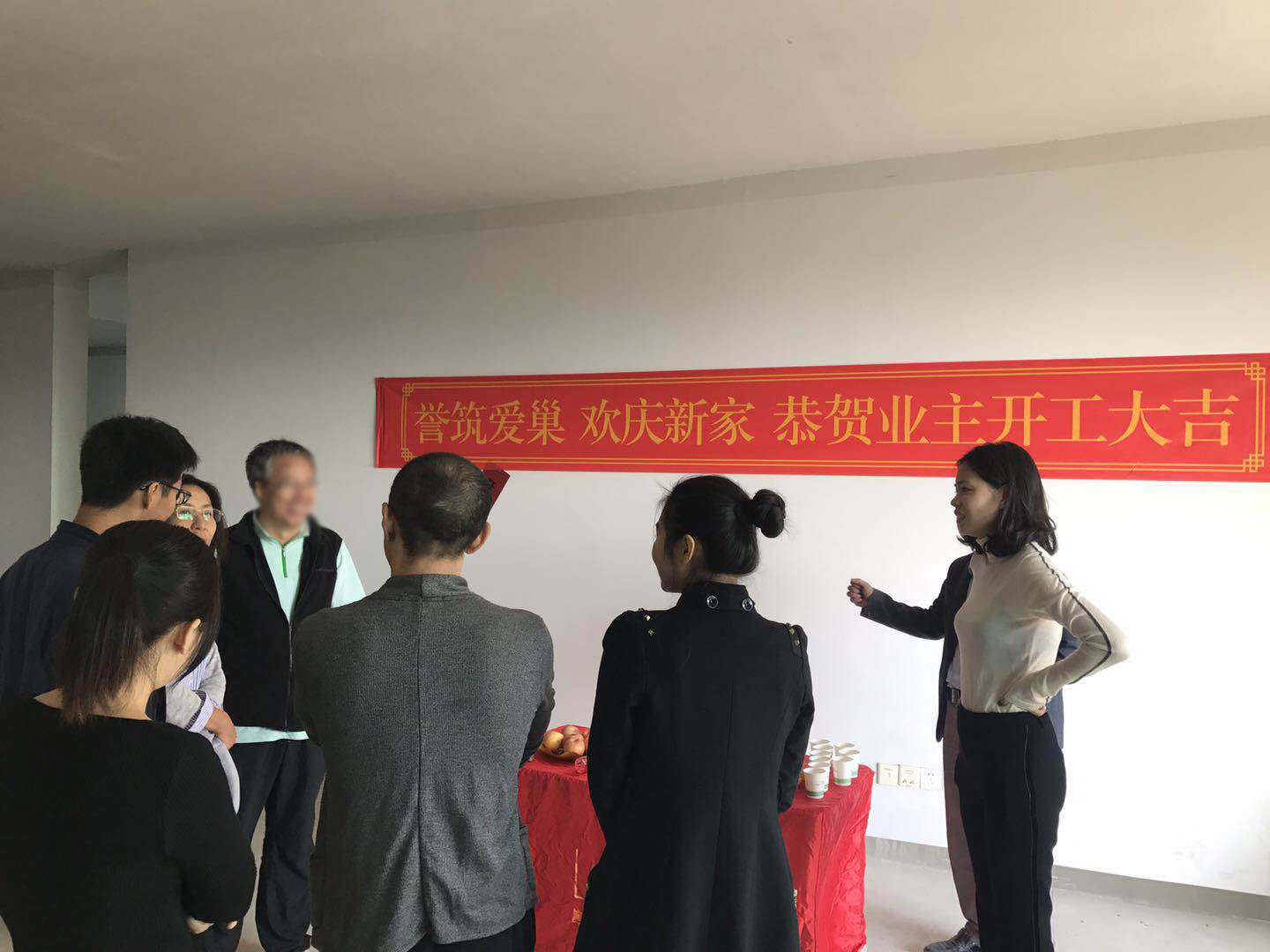 设计院长马晨乔与山语清晖业主现场交谈 设计院长马晨乔与山语清晖业主现场交谈