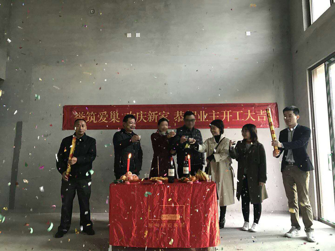 壹方中心装修开工现场举杯庆祝